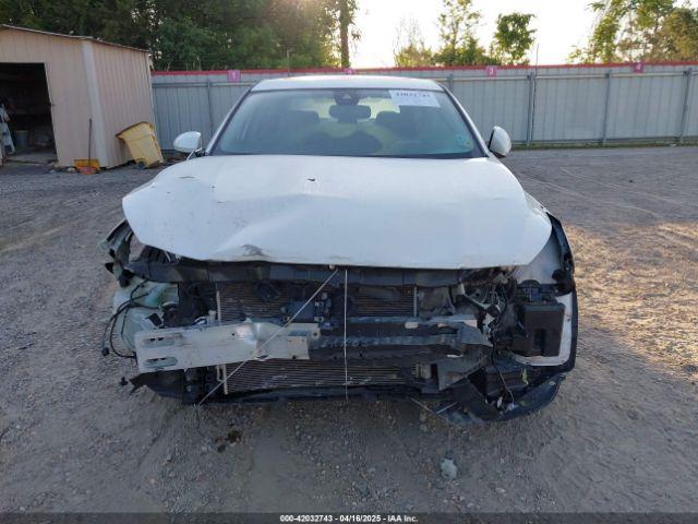 Nissan Altima Platinum Image 16